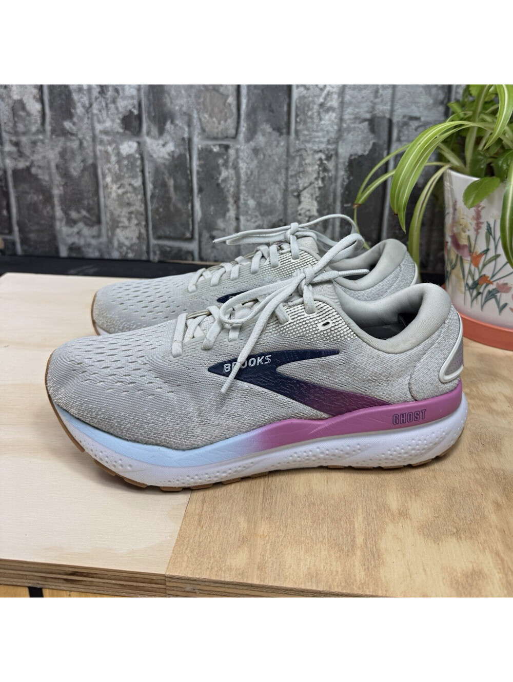 Brooks Ghost Gray/Purple/White Low Top Lace-Up Athletic Sneaker Wide (D)